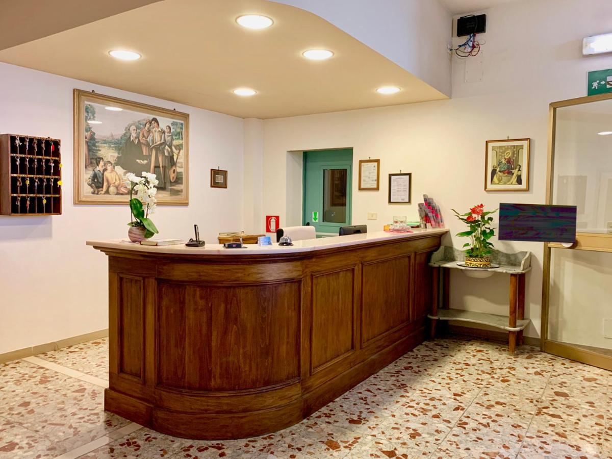 Casa Per Ferie Regina Santo Rosario Bed & Breakfast Florence Exterior photo